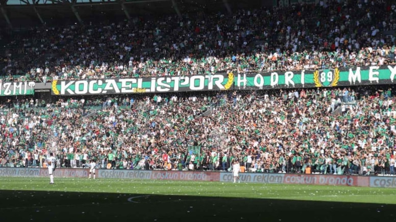 Tribünlerde korkunç an! Beton zemine çakıldı