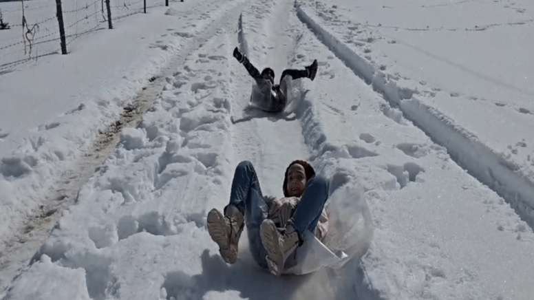 Adana’da, çocukların kayak keyfi