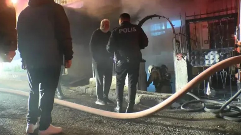 Kağıthane'de 3 katlı binada çıkan yangın söndürüldü