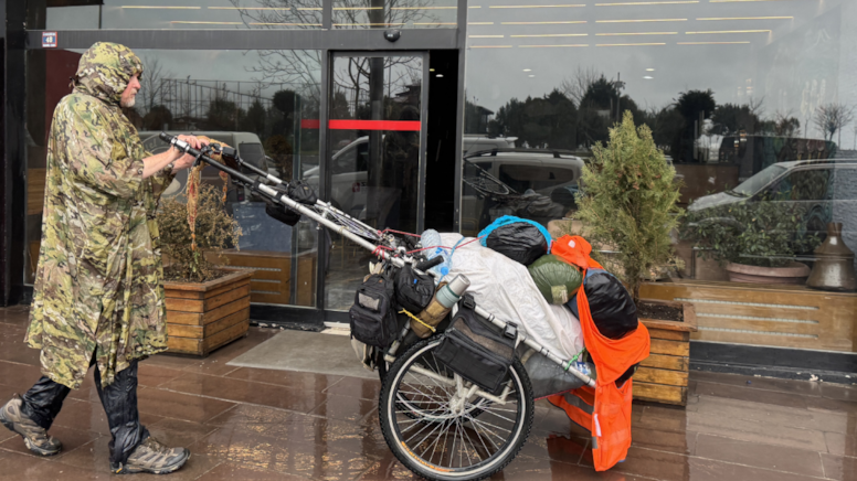 26 yıldır yürüyerek dünyayı geziyor: Türkiye'ye giriş yaptı