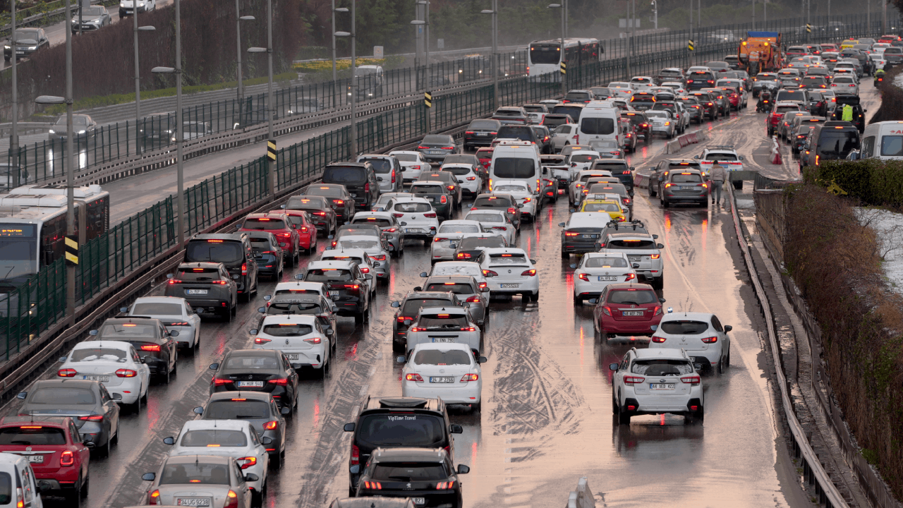 İstanbul'daki kar yağışı trafiği kilitledi
