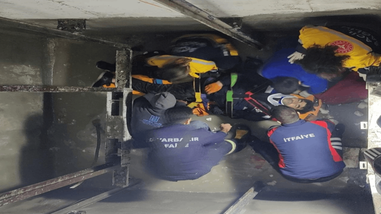 Felaket anları: Bir işçi asansör boşluğuna düştü