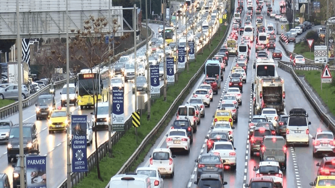 İstanbul'da ilk iş günü trafik kilitlendi