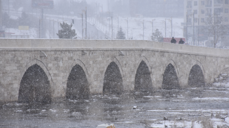 Sivas'ta 33 yerleşim yerinin yolu kapandı