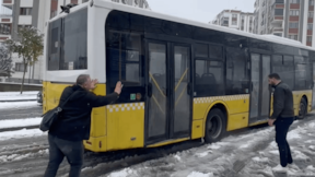 İstanbul'da kar zorluğu: İETT otobüsü yolda kaldı