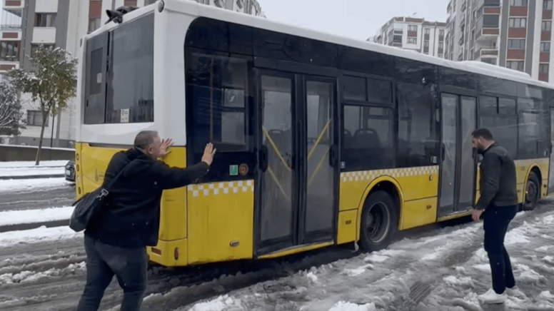 İstanbul'da kar zorluğu: İETT otobüsü yolda kaldı