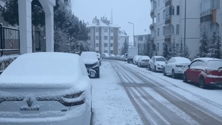 Elazığ'ı kar bürüdü: 129 yol ulaşıma kapandı