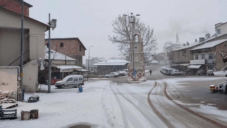 Adıyaman'ı kar bürüdü: 360 yol ulaşıma kapandı