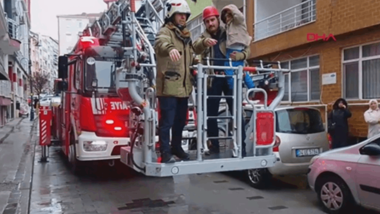 4 yaşındaki çocuğu evde yalnız bıraktılar: Ekipler kurtardı