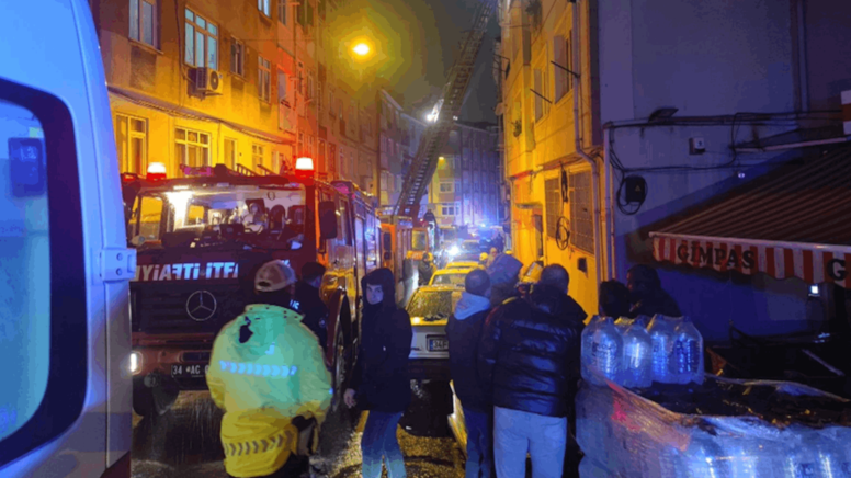 Üsküdar'da korkutan yangın: 2 kişi etkilendi, kedi öldü