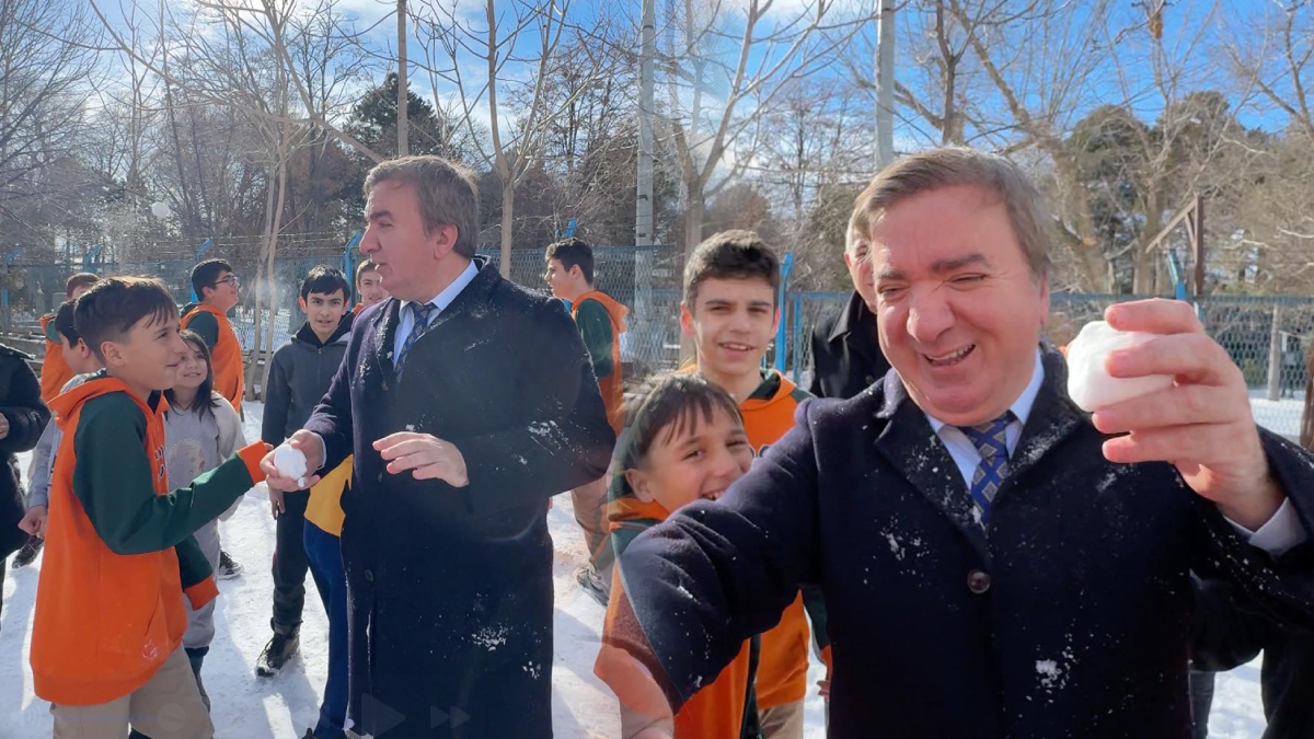 Öğrenciler, kar tatili izni vermeyen valiyi kartopuna tuttu