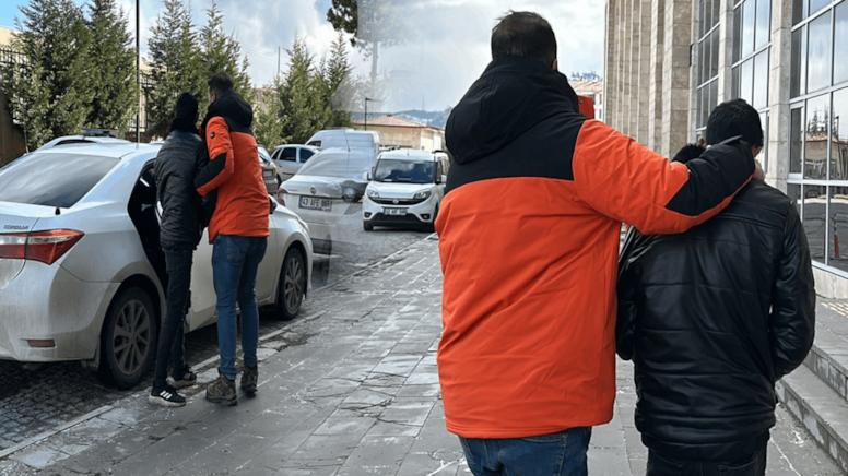 Hamile eşini tüfekle vurdu