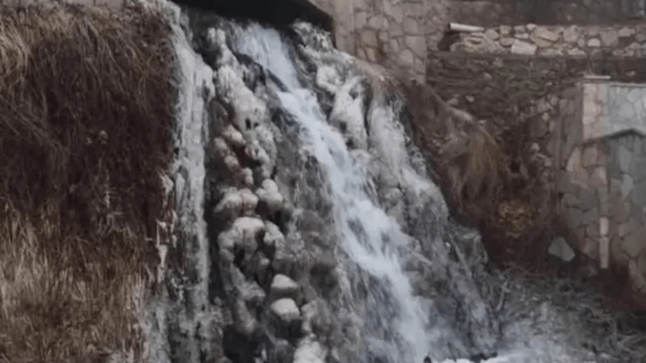 Komşuda şelale donduran soğuklar