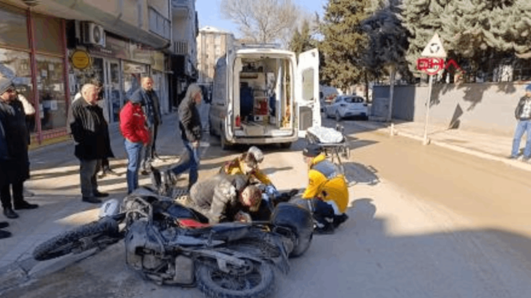 Motosiklet devrildi 2 kişi yaralandı