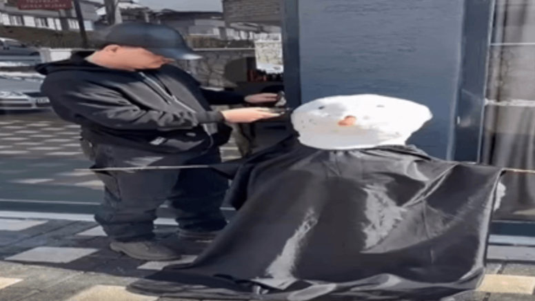 Karda sörf yapıp, kardan adamı tıraş ettiler