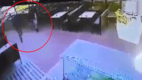 Birlikte yürüdüğü arkadaşını tabancayla vurdu, kaçtı