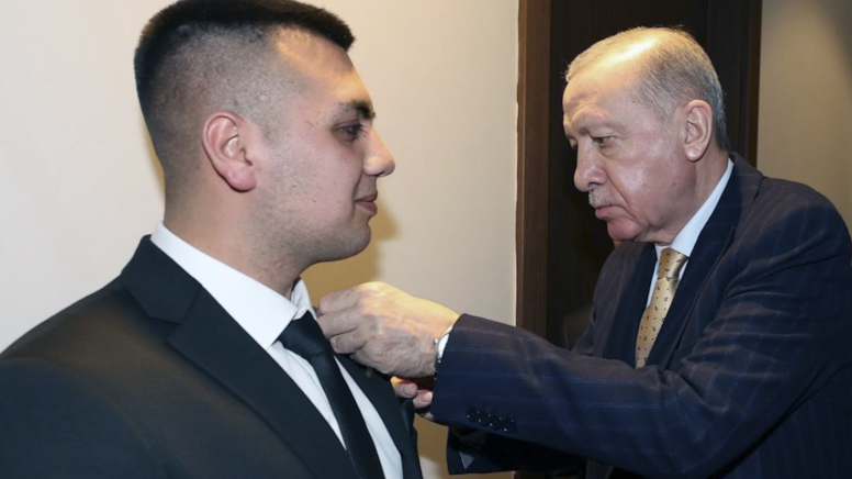 Recep Tayyip Erdoğan, AKP'ye katılan Recep Tayyip Erdoğan'a rozet taktı
