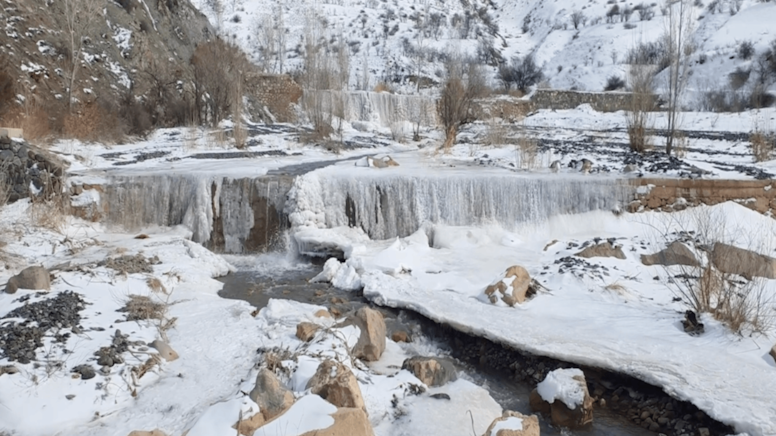 Erzincan'daki Işıkpınar Deresi, buz tuttu