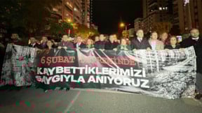 CHP Heyeti, depremin yıl dönümünde Adana'daki yürüyüşe katıldı