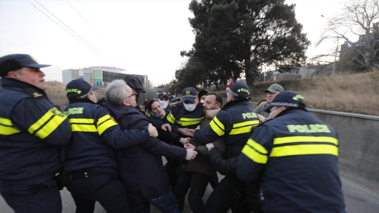 Bulgaristan Euro'ya direniyor! Polis ve göstericiler arasında çatışma