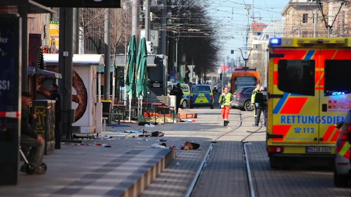 Son dakika: Almanya'da bir araç kalabalığa daldı