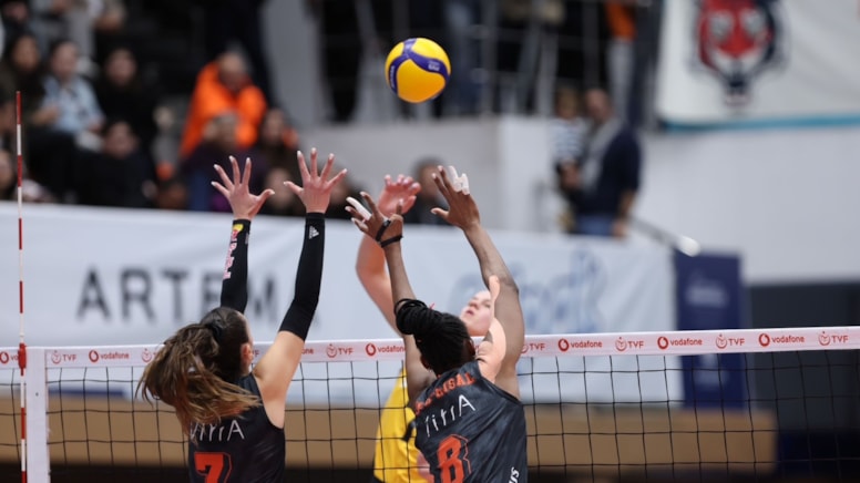 Dev maçta VakıfBank, Eczacıbaşı'na set vermedi