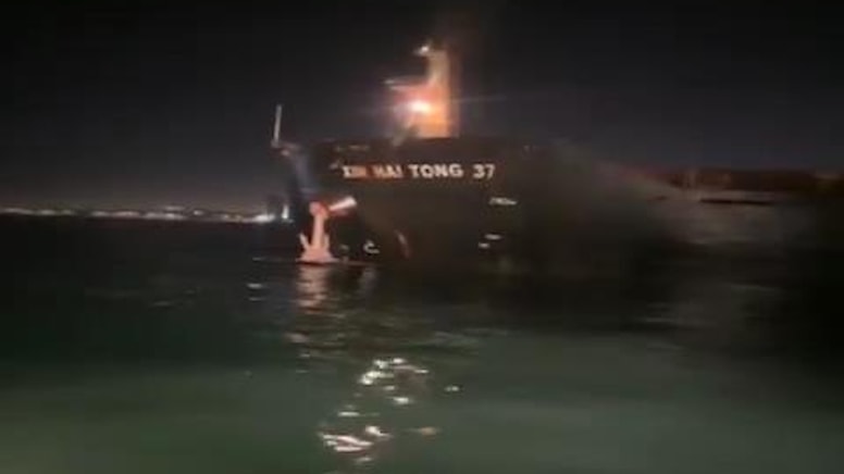 Ahırkapı'da yük gemisi karaya oturdu