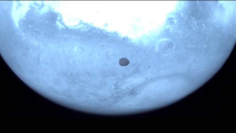 Kızıl Gezegen'in gizemli uydusu görüntülendi