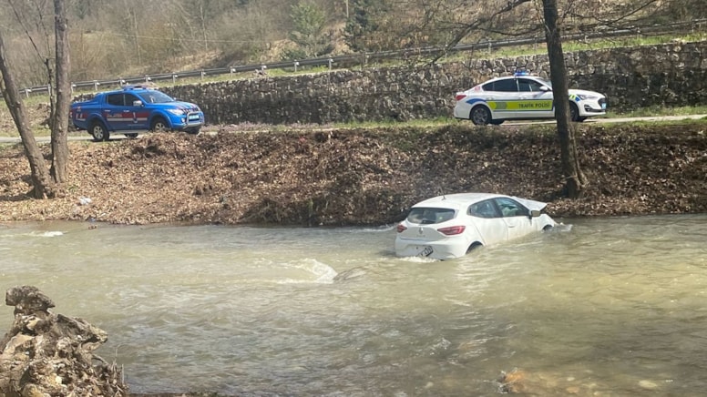 Bursa'da otomobil dereye düştü: 2 yaralı