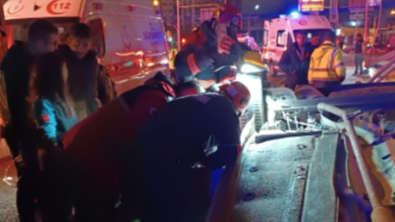 Refüje çarpan otomobilde 1 kişi öldü 1 kişi yaralandı