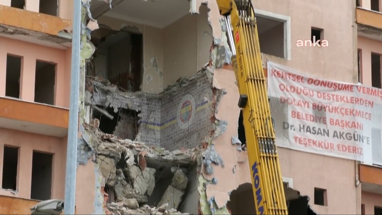 Büyükçekmece'de risk taşıyan 10 bina daha yıkılıyor