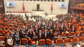 Kürsüye sırtlarını dönüp protesto ettiler