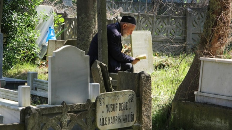 İstanbul'daki mezarlıklarda hüzünlü bayram