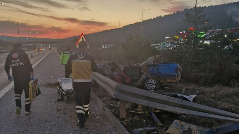 Bariyere çarpan otomobil hurdaya döndü: 2 ölü, 1 ağır yaralı