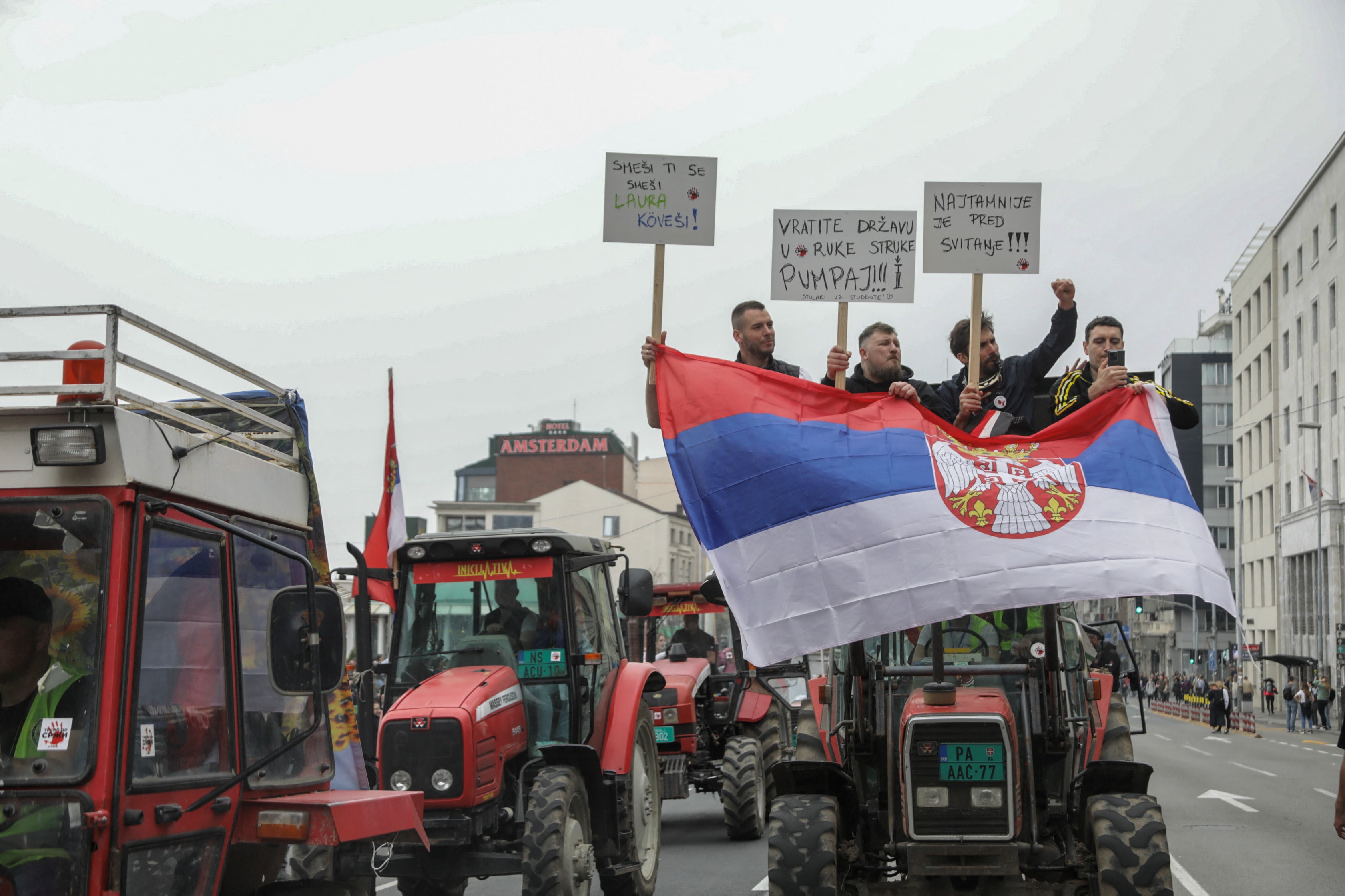Sırbistan'da onbinlerce protestocu, Vucic'e karşı sokaklara döküldü