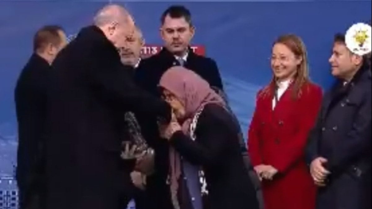 Erdoğan, depremzede yaşlı kadına da el öptürmüş!