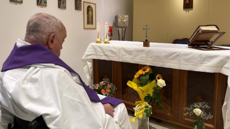 Tedavi altındaki Papa Franciscus'dan ilk fotoğraf!