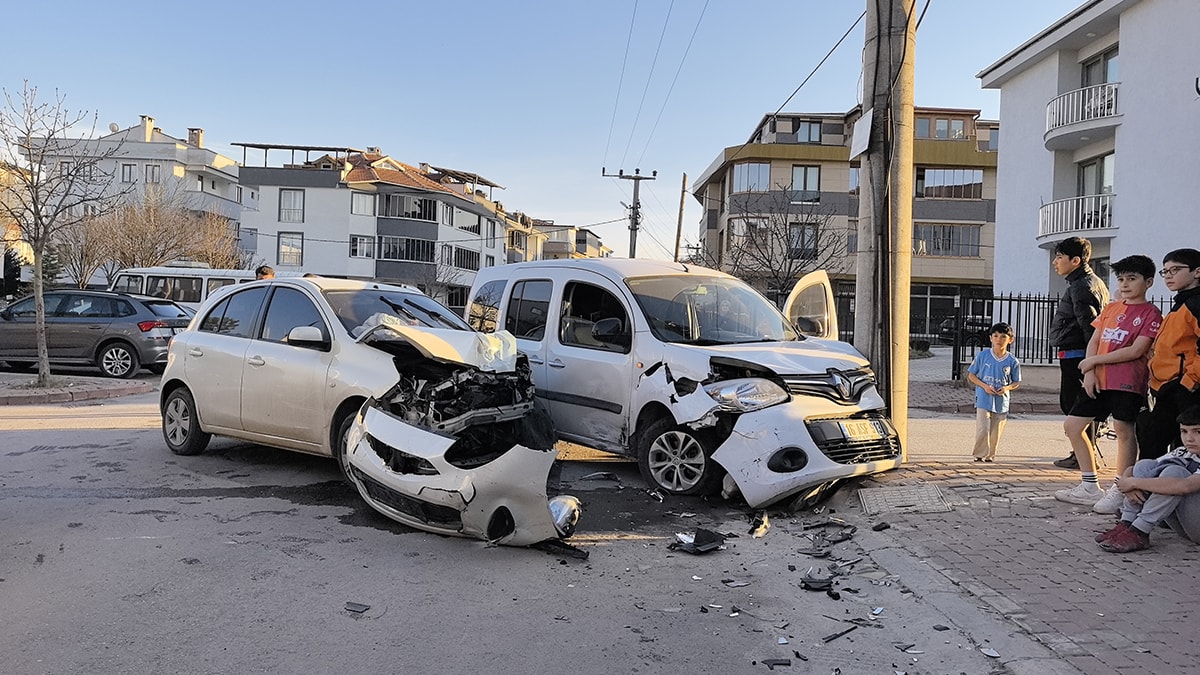 Bursa'da otomobil ile hafif ticari araç çarpıştı