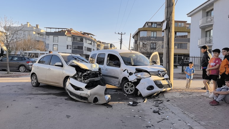 Bursa'da otomobil ile hafif ticari araç çarpıştı