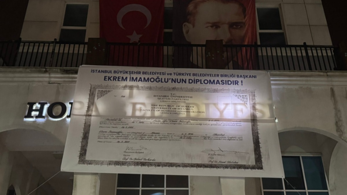 CHP'li belediye İmamoğlu'nun diplomasını binaya astı