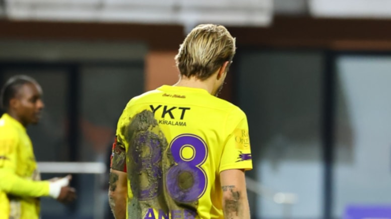 Caner Erkin taç atışı kullanırken kırmızı kart gördü