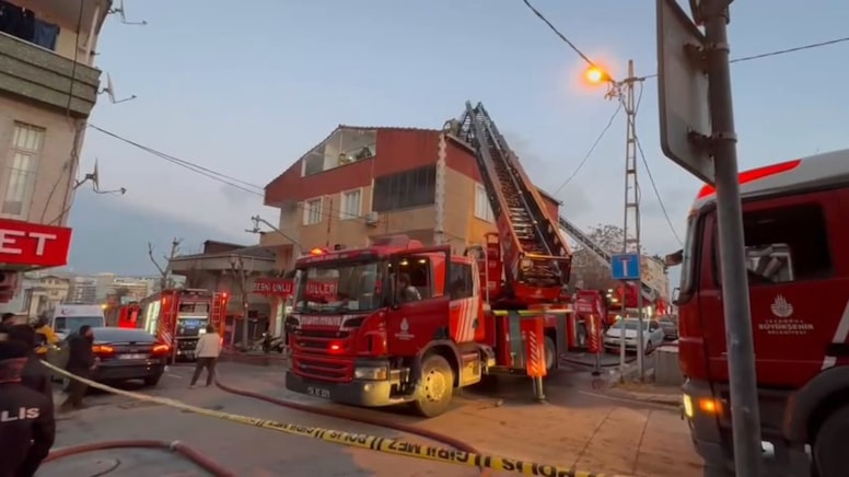 Küçükçekmece'de 4 katlı binada yangın