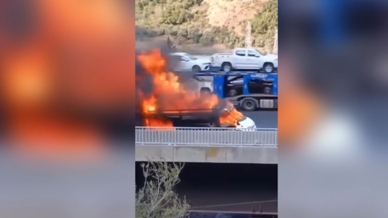 Osmaniye'de kamyonet alev alev yandı