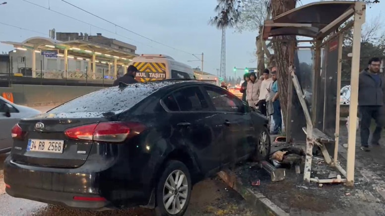 Bursa'da otomobil durağa daldı: 2'si ağır 6 yaralı