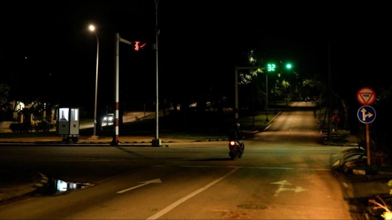 Trafo patladı: Ülke karanlığa gömüldü