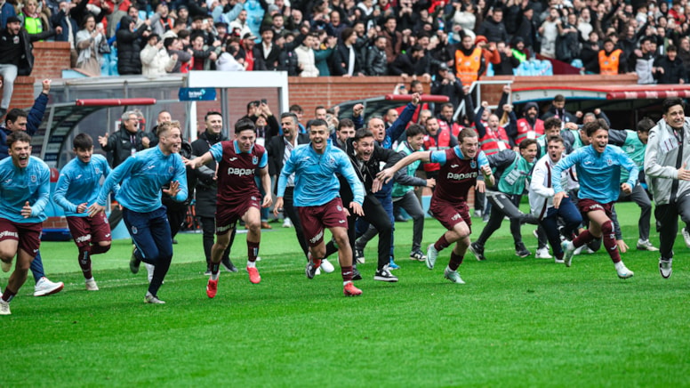Trabzonspor A takımı ve yöneticileri, U19 takımını tebrik etti