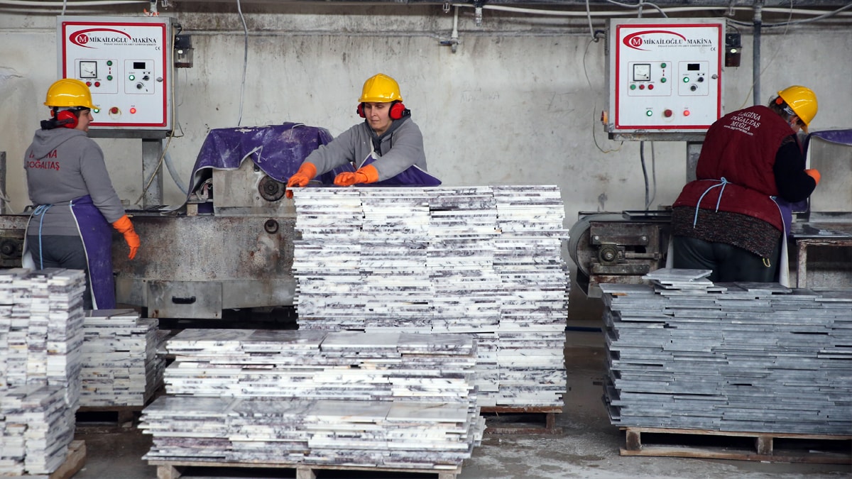 Kadınlar ekmeklerini mermerden çıkartıyor