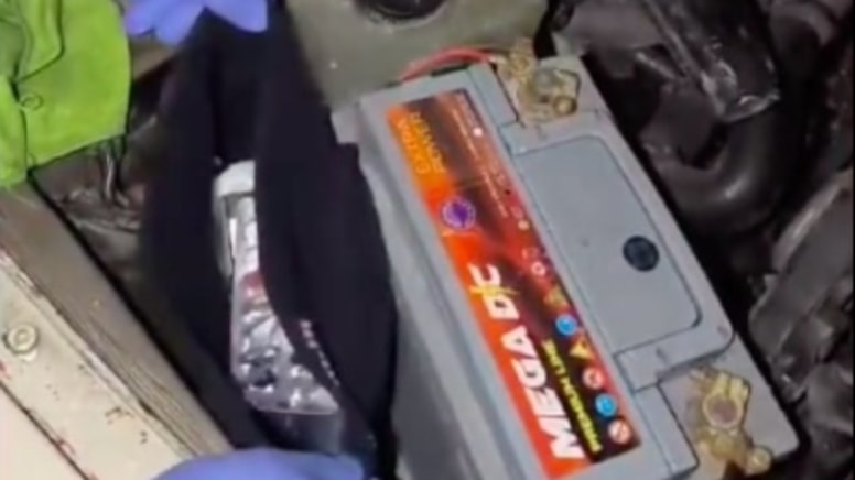 Uyuşturucuyu motor bölümüne sakladı, polisten kaçamadı