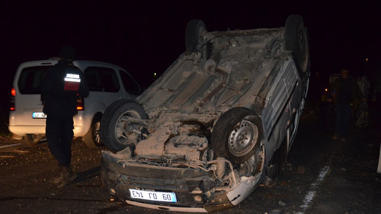 Elazığ'da hafif ticari araç takla attı: Yaralılar var