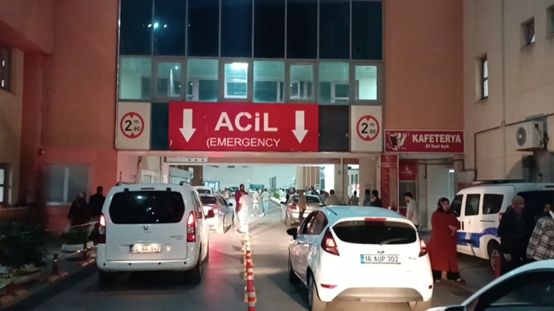 Silahlı, bıçaklı park yeri kavgası: 1'i ağır, 3 yaralı
